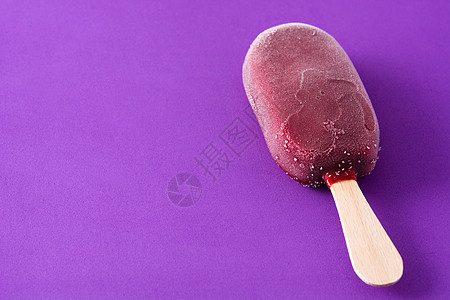 紫罗兰背景的草莓冰棒水果白色奶油棒冰粉色甜点食物冰淇淋巧克力小吃背景图片