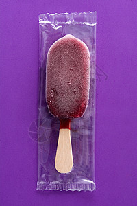 在紫外线背景上包装草莓冰棒图片