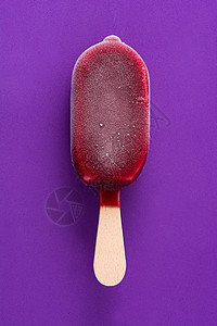 紫罗兰背景的草莓冰棒棒冰冰淇淋水果甜点小吃食物奶油白色巧克力红色背景图片