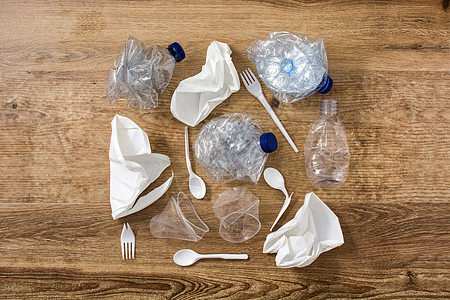 木制背景上可处置的废塑料厨具餐具用具白色回收勺子陶器垃圾工业团体图片