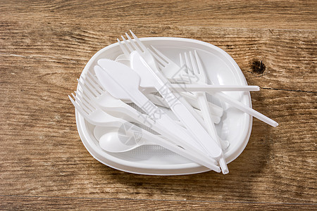 木制桌上的可处置塑料餐具生态团体白色回收用具垃圾陶器桌子蓝色刀具图片