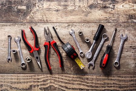 木制桌子上的建筑工具修理仪表红色工作建筑剪刀锤子刀刃白色工具照片图片