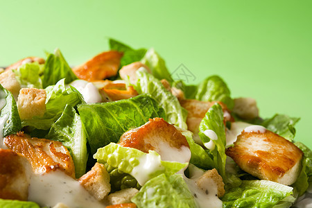 凯撒沙拉加生菜 鸡肉和绿背景的烤面包食物沙拉莴苣长叶蔬菜午餐美食营养盘子绿色图片