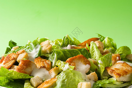 凯撒沙拉加生菜 鸡肉和绿背景的烤面包盘子沙拉莴苣营养食物午餐绿色美食长叶白色图片