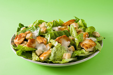 凯撒沙拉加生菜 鸡肉和绿背景的烤面包长叶食物盘子营养午餐沙拉绿色美食莴苣白色图片