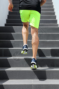 跑步男子运动员在 hiit 高强度间歇训练城市跑步中跑上楼梯 慢跑慢跑者爬楼梯冲刺速度 城市积极的生活方式 腿部和鞋子的特写图片