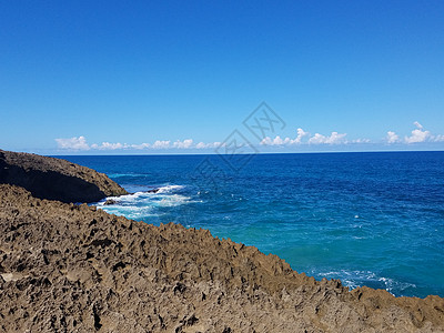 波多黎各伊莎贝拉海滩上有水的岩石海岸支撑天空热带海滩波浪蓝色侵蚀图片