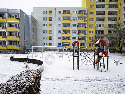 在莱赫希德 布雷梅海文 冬季的白雪游乐场图片