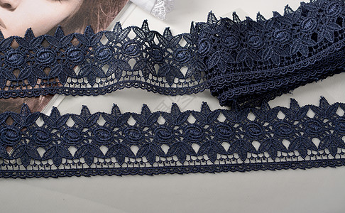 蓝色温柔的彩带 美丽的丝绸布织物 在光背景上魅力磁带材料纺织品海浪亚麻针线活织物奢华松紧带图片