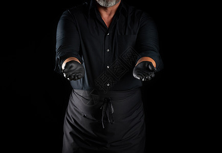 穿黑衬衫的厨师 围裙和乳胶食物成人美食厨房工作室身体姿势餐厅手臂衣服图片