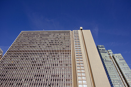 对抗蓝天的摩天大楼贸易旅行城市办公室财产天空景观建筑物财富高楼图片
