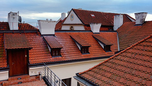 蓝色天空的屋顶瓷砖黏土烟囱材料住宅陶瓷制品橙子房子红色框架图片