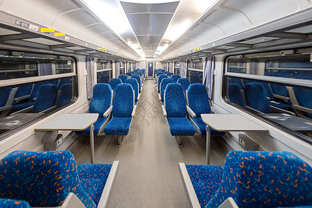 内装蓝色椅子的空列车旅行走廊民众人士班级天花板商业车皮火车速度图片