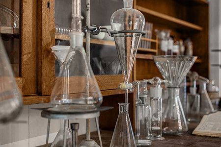 含有化学成分的旧科学工作台化学化学品车站实验科学家实验室玻璃医生调查公式图片