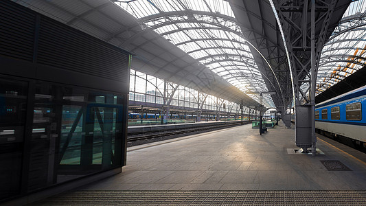 大车站 里面有火车停放火车站大厅火车场铁轨车皮旅行白色旅游工业玻璃图片
