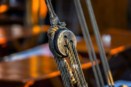 帆船上的旧绳索海洋天空码头航行运输环形航海电缆海军游艇图片