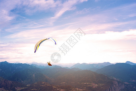 滑翔伞飞越意大利山上加尔达湖上的蒙特巴尔多岛上空图片