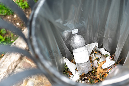 装有白色空白标签的塑料瓶 在公共垃圾桶里垃圾回收金属垃圾箱废纸倾倒生态浪费篮子塑料图片
