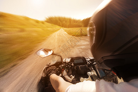 高速度戴头盔的四轮骑自行车驾驶员车驾驶地形车辆越野司机男性日落冒险运动摩托车手图片