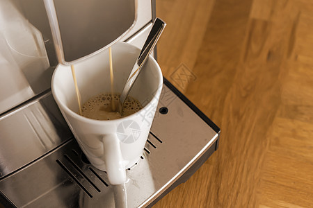 新鲜咖啡从咖啡机跑到白色的一头美食宏观香气咖啡师餐厅食物酒吧早餐拿铁杯子图片