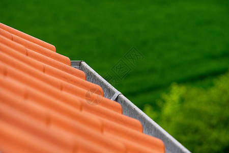 上面的雨沟和房顶 上面有红色屋顶瓷砖图片