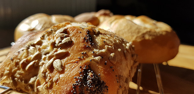 早餐和面包时间的德国新鲜烤面包卷包子粮食糕点脆皮产品饮食营养食物小吃面粉背景图片
