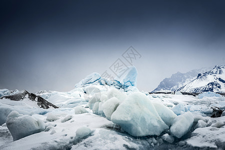 蓝冰山封闭定形沉淀冷冻蓝色水晶冰川冰山冻结天空天气图片