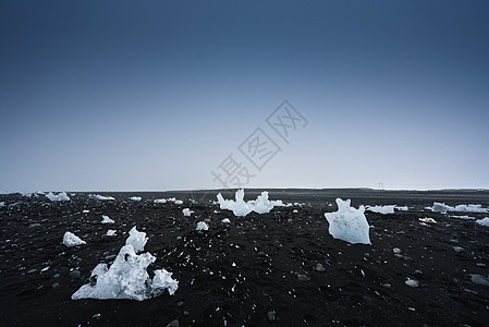 冰川环礁湖的冰山暴风雪海岸温度蓝色冰川天空荒野支撑海滩场景图片