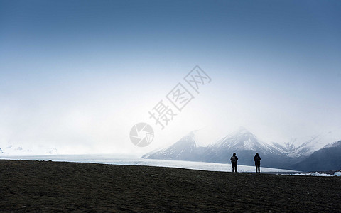 景色山地景观拍摄岩石风景探险家悬崖冰川天空远足多云雪帽流动图片