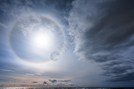 冰川环礁湖的冰山太阳狗冰川太阳天空场景荒野阳光蓝色气象圆圈图片