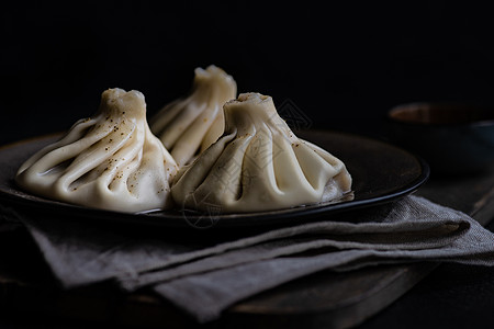 石本上的传统格罗吉亚赫辛卡利菜盘子石头食物香料餐巾桌子饺子胡椒毛巾乡村图片