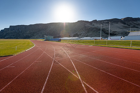户外跑轨运动员学校晴天游戏天空运动蓝色竞赛短跑地面图片
