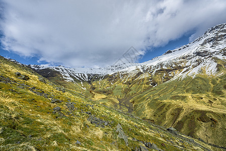 景色山地景观拍摄远足悬崖旅行蓝色顶峰岩石旅游风景多云荒野图片