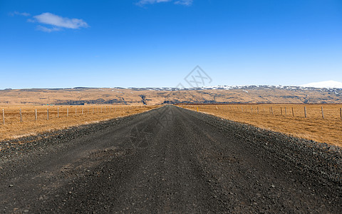 漫长的艰难道路运输基础设施蓝色车道灰色前锋乡村全景场地碎石图片