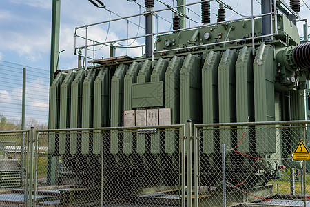 绿色电动器中高压子变电站变压器电缆的电缆电气电压危险力量城市车站绝缘天空金属生产图片