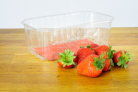 包装在袋中装在一个塑料零售包装箱中的草莓图片