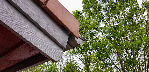 阳光密闭的木屋屋顶角落房子建筑建造水管建筑学金属天空排水沟材料维修图片