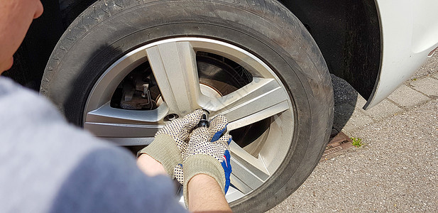 汽车夏季和冬季 杂工换车轮胎沥青司机运输程序工作服务车库旅行工人修理工图片