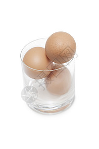 三个棕蛋 在白底酒杯中玻璃健康饮食视图特写四物静物食物水杯影棚背景图片