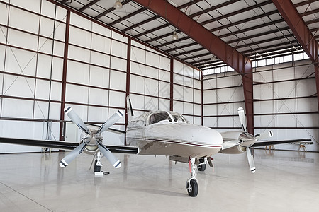 停在机库的私人飞机运输文具螺旋桨地板螺旋车辆桨飞机图片