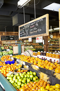 市场上的新鲜水果市场场景饮食对象健康饮食杂货店棕榈展示蔬菜沙漠商业图片