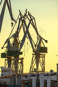 码头工业货运起重机出口港口天空橙子船运货物天际金属运输日落图片