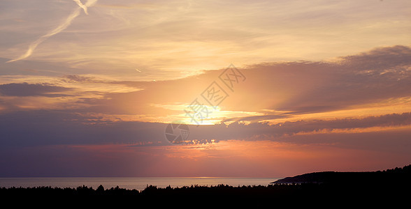 海中寂静的日落旅行游客假期阳光海水盐水地平线太阳旅游海洋图片