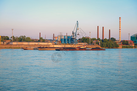 码头工业货运起重机造船日落金属船厂贮存船运烟囱加载港口血管图片