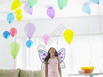 年轻女孩79 童话翅膀在充满气球的房间里微笑摄影派对童年客厅生日戏服沉思沙发裙子图片