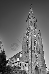 索科拉·达布罗瓦村历史古老 新哥特红砖教堂的塔楼图片