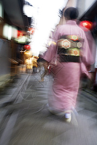 穿着和服的日本京都波托乔多莉女人在窄小街道运动中行走时模糊不清街道艺妓丝绸服装城市生活场景一人腰带城市生活图片