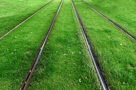 旧火车库的货运列车铁路基础设施绿色火车地面小路平行线金属后勤货物图片