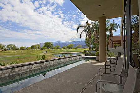 从豪华别墅的院子 可以看到山地和风景反射天空奢华泳池露台财富大厦庄园房地产房子图片