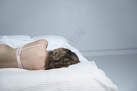 穿着内裤的年轻女人躺在床上后视线上图片